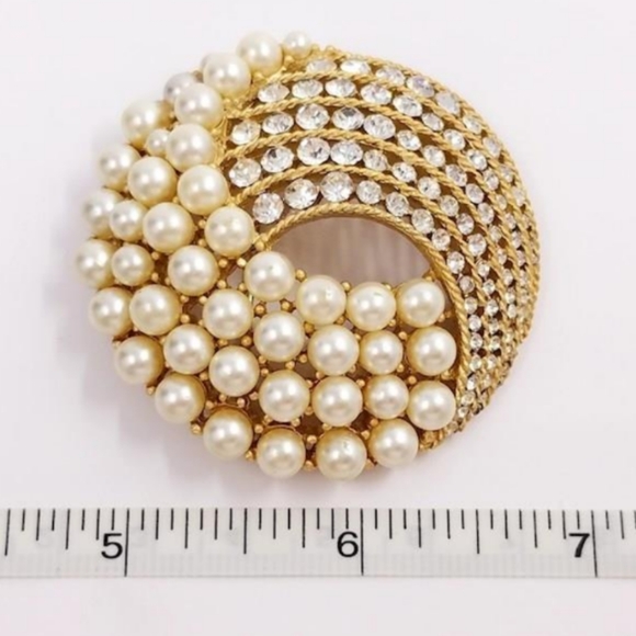 Trifari Crown Gold Tone Faux Pearls Rhinestones Vintage 1960's Brooch - Picture 5 of 16